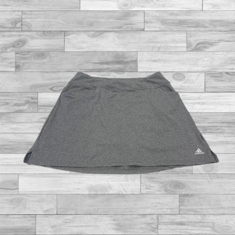 Sports pants featuring knit textures feel plush -Athletic Skort By Adidas In Grey, Size: M