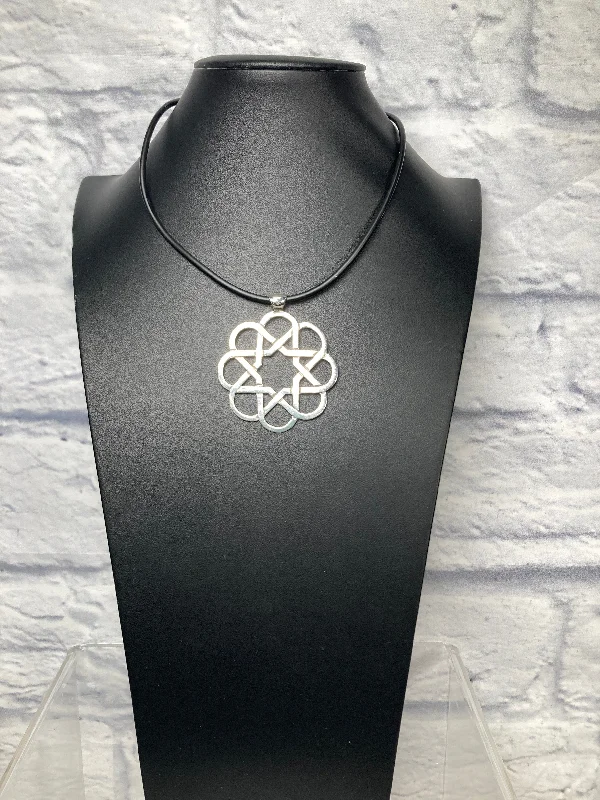 Necklaces and pendants with geometric pendants for a clean, contemporary design-Necklace Pendant By Clothes Mentor