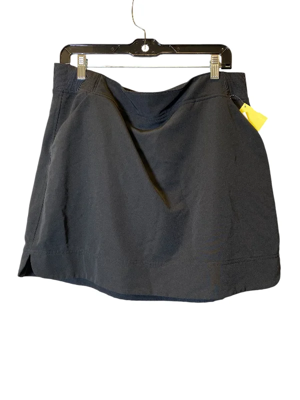 Sports pants featuring shiny stripes gleam bright -Athletic Skort By 32 Degrees In Black, Size: L