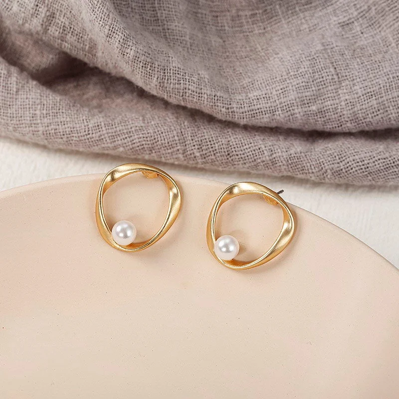 Hoop earrings with heart-shaped frames for a romantic and feminine look-Personality Irregular Round Pearl Earrings